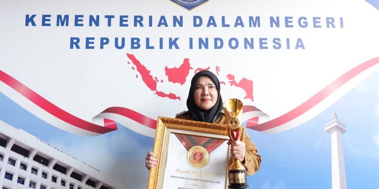 Walikota Eva Dwiana Terima Anugerah IGA 2023 Sebagai Kota Terinovatif Dari Kemendagri