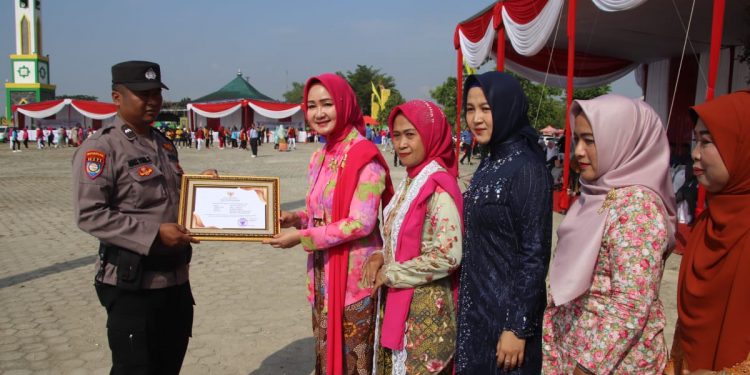 Aktif Bina UMKM, Aipda Agus Yudi Saputra Terima Penghargaan di Hari Ibu