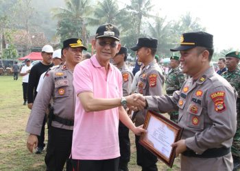 Hari Bela Negara, Pj Bupati Pringsewu Beri Penghargaan Kepada Iptu Eko Sujarwo