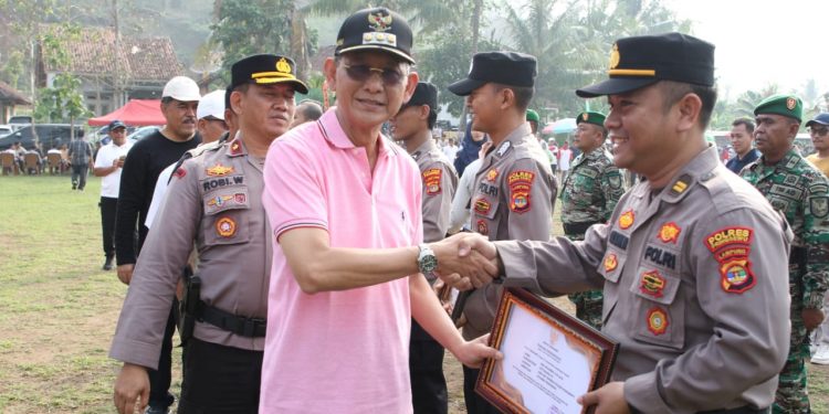 Hari Bela Negara, Pj Bupati Pringsewu Beri Penghargaan Kepada Iptu Eko Sujarwo