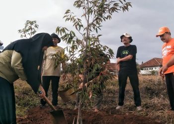 Kagamahut Lampung Tanam 100 Bibit Pohon di Taman Koleksi BPSDM