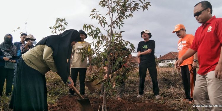 Kagamahut Lampung Tanam 100 Bibit Pohon di Taman Koleksi BPSDM