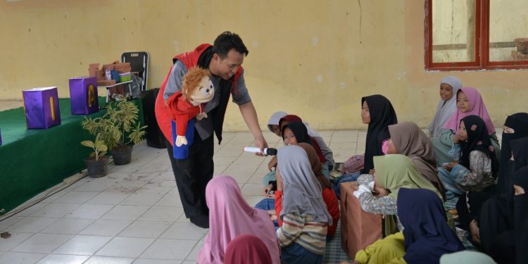 Pendongeng Lampung Jarwo Songha, Meriahkan Milad Pustakaloka Cendekia