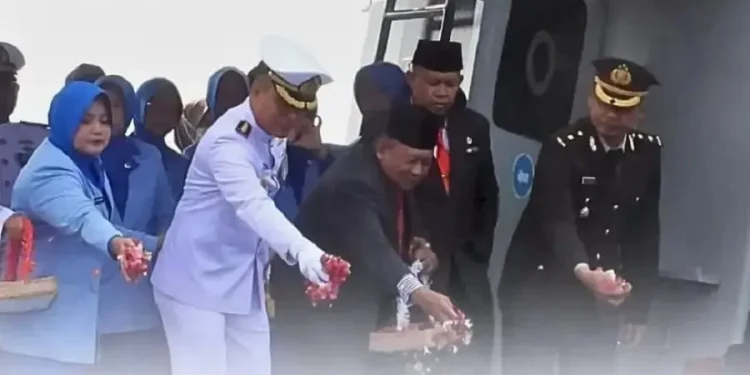 Peringati Hari Pahlawan, Wakil Walikota Deddy Amarullah Bersama Forkopimda Tabur Bunga di Laut