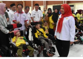 Walikota Eva Dwiana Berikan Bantuan 37 Kursi Roda  Kepada Anak Disabilitas