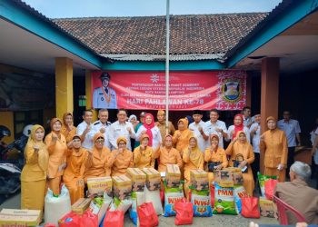 Walikota Bandar Lampung Eva Dwiana Bagikan Paket Sembako pada Anggota Veteran