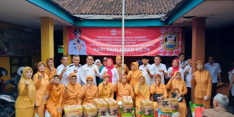 Walikota Bandar Lampung Eva Dwiana Bagikan Paket Sembako pada Anggota Veteran