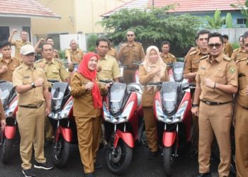 Walikota Eva Dwiana  Berikan Puluhan Kendaraan Operasional Petugas Dinas DLH Bandar Lampung