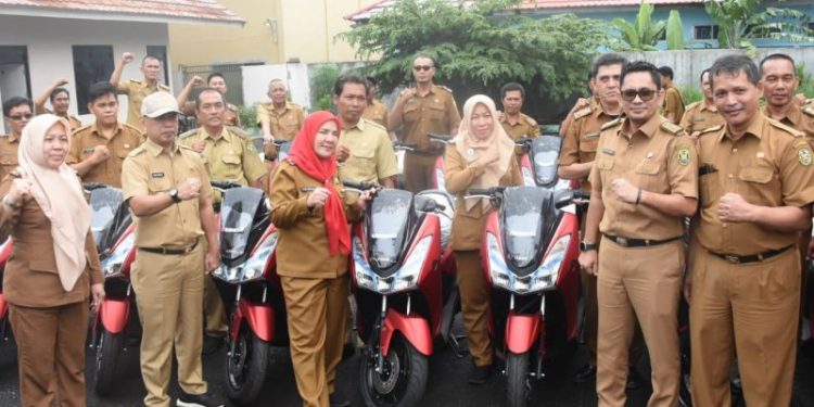 Walikota Eva Dwiana  Berikan Puluhan Kendaraan Operasional Petugas Dinas DLH Bandar Lampung