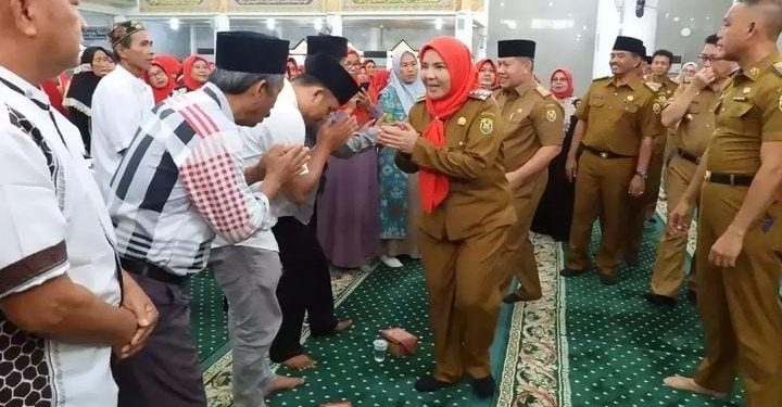 Walikota Eva Dwiana Lepas 228 Jamaah Umroh Kloter Pertama