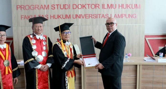 Unila Luluskan Doktor Ilmu Hukum yang ke-16