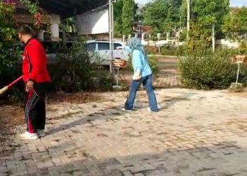 Disparbud Lampura Lakukan Gerakan Jumat Bersih-bersih di Lingkungan Kantor