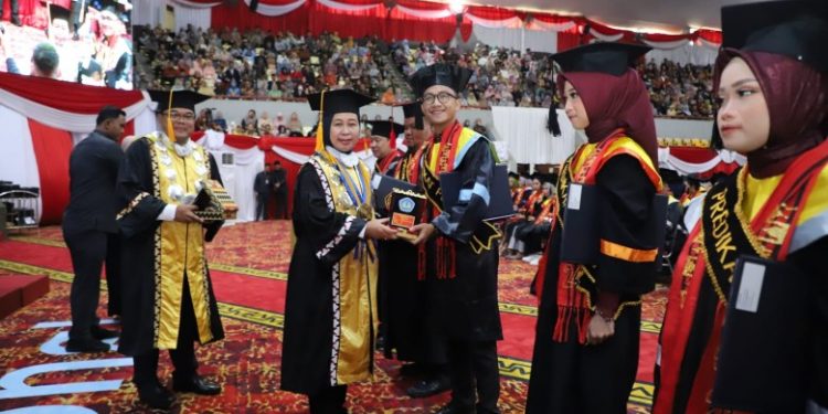 Rektor Unila Ingatkan Lulusan Punya Tanggung Jawab Sosial yang Lebih Besar