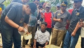 Mahasiswa KKN Unila Latih Petani Desa Gunung Tapa Udik Membuat POC dan Biosaka