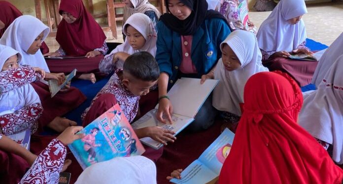 Mahasiswa KKN Unila Gelar Literasi Interaktif di SDN Cugung