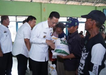 Salurkan Bantuan Pangan di Balai Pekon Tegal Sari, Pj Bupati Pringsewu Harap Bisa Meringankan Warga