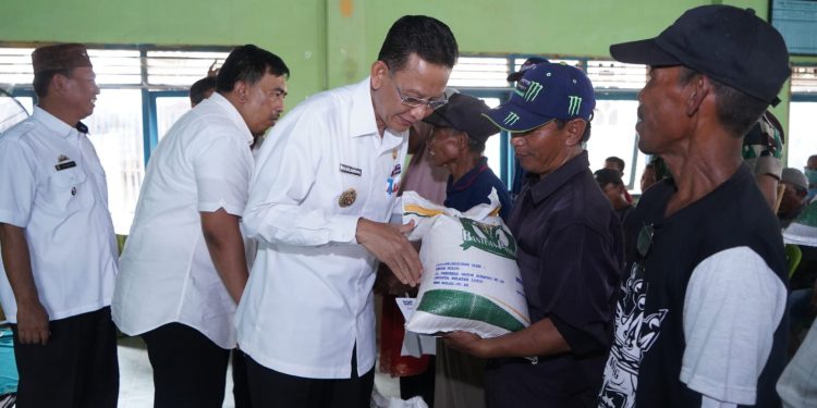 Salurkan Bantuan Pangan di Balai Pekon Tegal Sari, Pj Bupati Pringsewu Harap Bisa Meringankan Warga