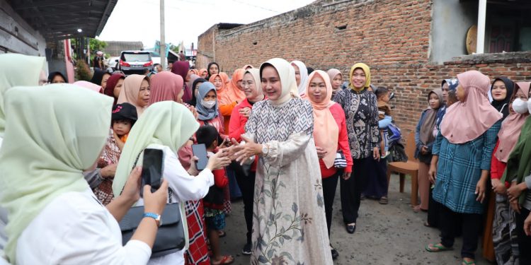 Ketua TP PKK Provinsi Lampung Salurkan Bantuan Paket Sembako