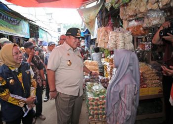 Gubernur Arinal Tinjau Operasi Pasar Beras di Pasar Panjang
