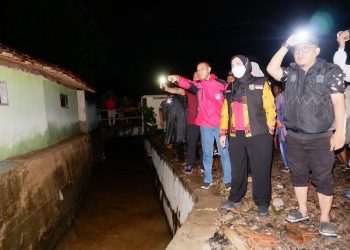 Walikota Eva Dwiana Pantau Penanganan Banjir Hingga Subuh
