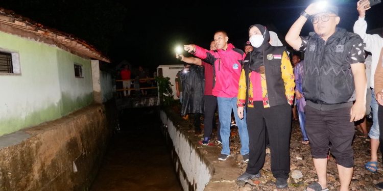Walikota Eva Dwiana Pantau Penanganan Banjir Hingga Subuh