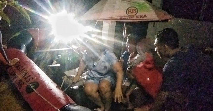 Glora Persada Terendam Banjir, Warga Dievakuasi Pakai Perahu Karet