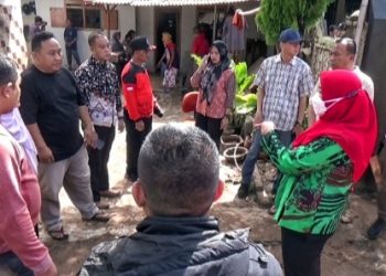 Walikota Eva Beri Bantuan Korban Banjir dan Perbaiki Tanggul Jebol