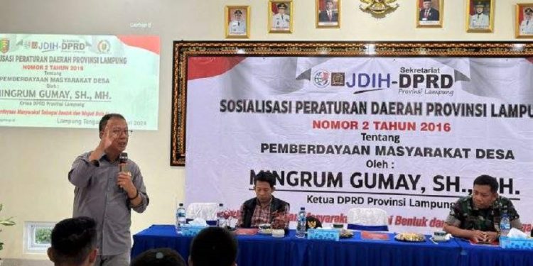 Ketua DPRD Mingrum Gumay  Komitmen Perbaiki Jalan Rusak di Kalirejo