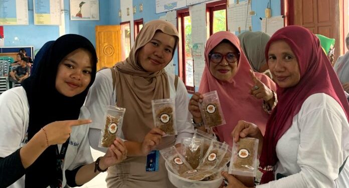 Mahasiswa KKN Unila Gelar Pelatihan Membuat Abon Ikan Pencegah Stunting