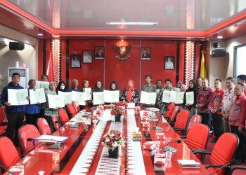 Bantu Warga Dalam Pengurusan Surat Tanah, Walikota  Eva Dwiana Serahkan 18 Sertifikat  Tanah Gratis