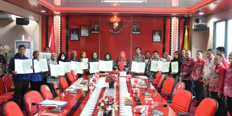 Bantu Warga Dalam Pengurusan Surat Tanah, Walikota  Eva Dwiana Serahkan 18 Sertifikat  Tanah Gratis