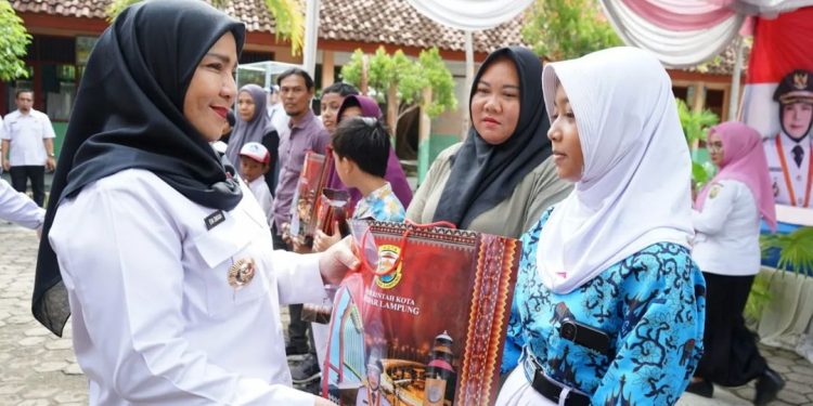 Pemkot Salurkan Bantuan 18.547 Paket Perlengkapan Sekolah Untuk Siswa SD-SMP Se-Kota Bandar Lampung  