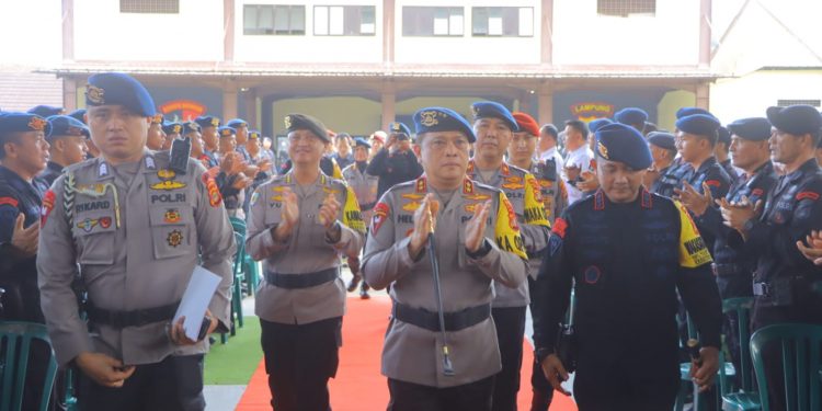 Personil Brimob Bersikap Layaknya “Teratai Putih” Mampu Mengubah Situasi Keruh Menjadi Bersih