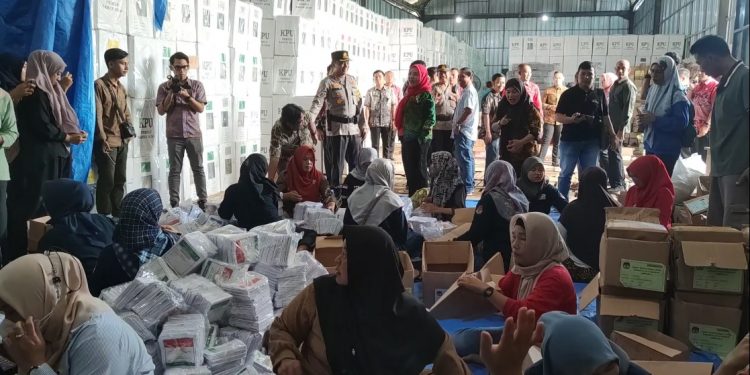 Walikota Eva Dwiana Tinjau Logistik Pemilu Di Gudang KPU Bandar Lampung