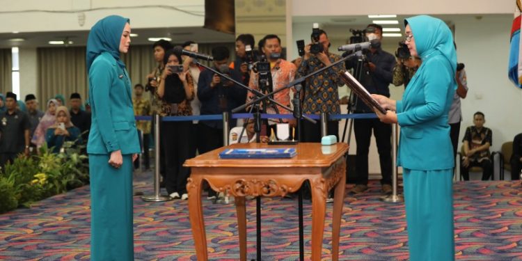 Riana Sari Arinal Lantik Agnesia Bulan Rurianti sebagai Penjabat Ketua TP PKK dan Dekranasda Pringsewu