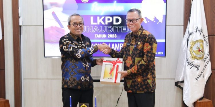 Sekdaprov Fahrizal Serahkan Laporan Keuangan Pemerintah Daerah kepada BPK Perwakilan Lampung
