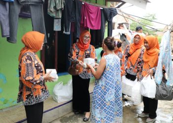Berkah Ramadhan, LKKS Lampung Bagikan Takjil Kepada Warga Terdampak Banjir