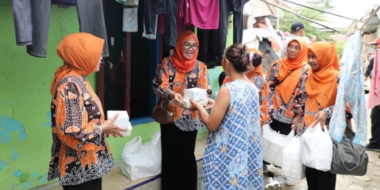 Berkah Ramadhan, LKKS Lampung Bagikan Takjil Kepada Warga Terdampak Banjir