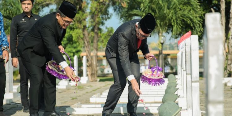 HUT Provinsi Lampung, Sekdaprov Fahrizal Jadi Inspektur Upacara dan Tabur Bunga di Taman Makam Pahlawan
