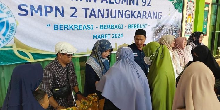 Ikatan Alumni 92 SMPN 2 Tanjungkarang Gelar Pasar Murah