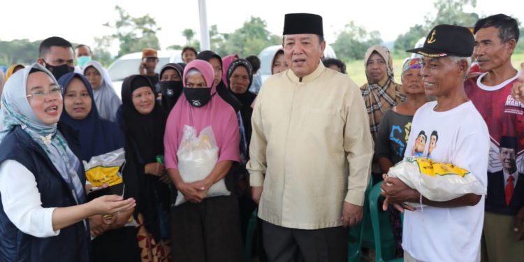 Safari Ramadan di Pringsewu, Gubernur Arinal Bagikan Bantuan Sembako dan Kursi Roda