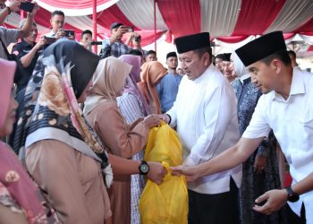 Gubernur Arinal Resmikan Operasi Pasar Beras Medium dan Bagikan Ratusan Paket Sembako di Tanggamus