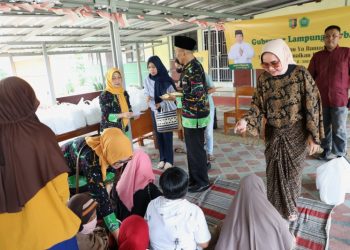 Riana Sari Arinal Bagikan Takjil kepada Komunitas Disabilitas Sensorik Netra