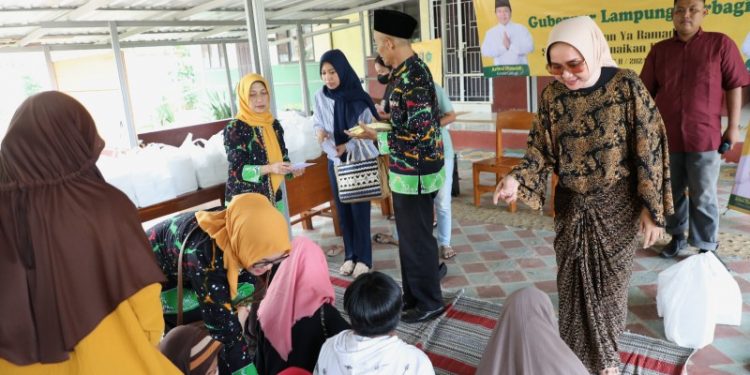 Riana Sari Arinal Bagikan Takjil kepada Komunitas Disabilitas Sensorik Netra
