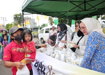 Kunjungi Festival Pasar Takjil, Riana Sari Arinal Lepas Bantuan OPD Program Siger Berbagi