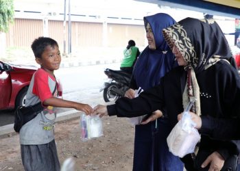 Dharma Wanita Persatuan Biro Adpim Pemprov Lampung Bagikan Takjil Gratis