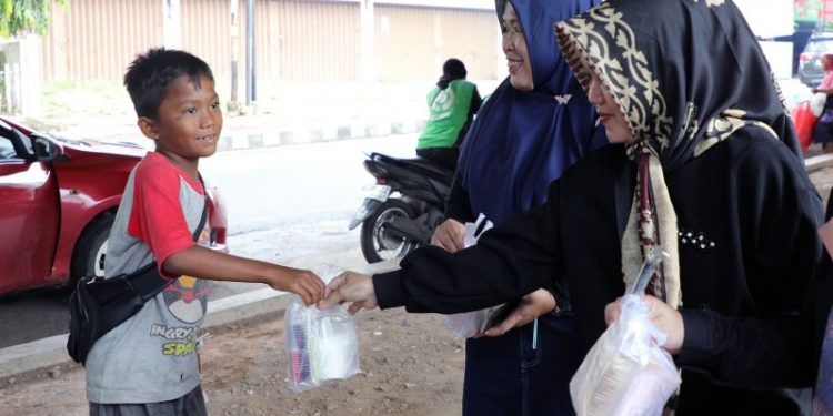 Dharma Wanita Persatuan Biro Adpim Pemprov Lampung Bagikan Takjil Gratis