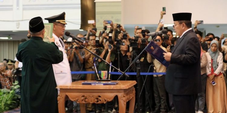 Gubernur Arinal Melantik dan Mengambil Sumpah Jabatan Aswarodi sebagai Penjabat Bupati Lampung Utara