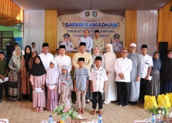 Gubernur Arinal dan Ketua PKK Riana Sari Arinal Lakukan Safari Ramadan di Pringsewu