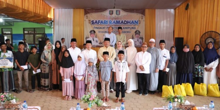 Gubernur Arinal dan Ketua PKK Riana Sari Arinal Lakukan Safari Ramadan di Pringsewu